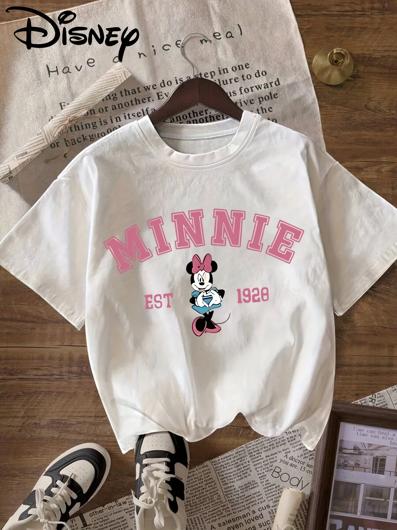 T-shirt décontracté en coton pur, style sportif, motif souris de dessin animé avec inscription « Lookin Like A Snack » (ressemblant à une collation), blanc, design décontracté, nouveauté été 2026