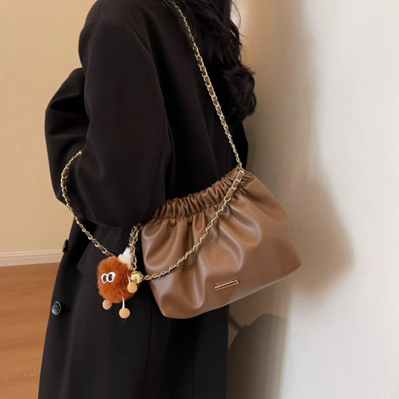 

Fashion Drawstring Womnen Tote Bag Lovely Plush Monster Charm Woven Metal Chain Strap Commuter Underarm Bags for Daily Casual