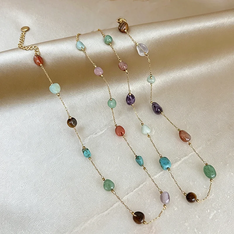 Goldfarbene Edelstahlkette, bunter, unregelmäßiger Naturstein-Anhänger, Halskette für Damen, Schmuck, Schlüsselbeinkette, Accessoire – Detail 10