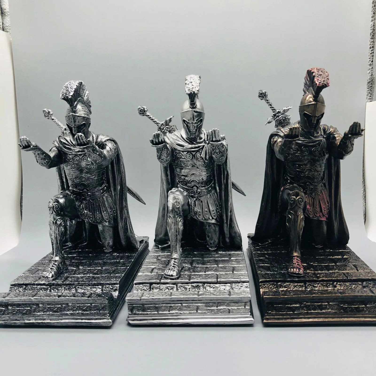 1PCS Knight Pen and Phone Holder Executive Soldier Figurine Pencil Stand for Office Accessories Pen Stand Desk Organizer