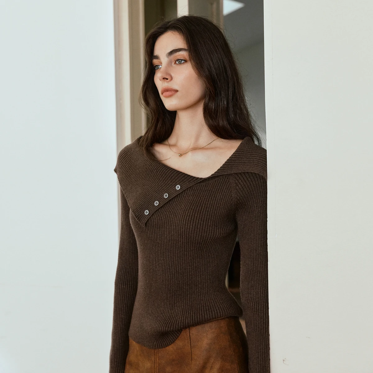 OLrain مائل الرقبة سترة المرأة 2025 الخريف أنيقة طويلة الأكمام البلوز غير المتكافئة زر امرأة تصميم تريكو O57QZ000936 #1