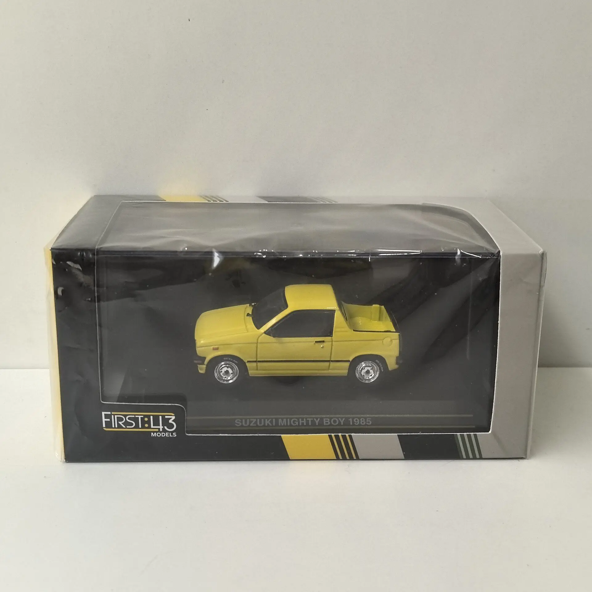

Модель автомобиля из сплава Diecast FIRST в масштабе 1/43 SUZUKI MIGHTY BOY 1985 5A
