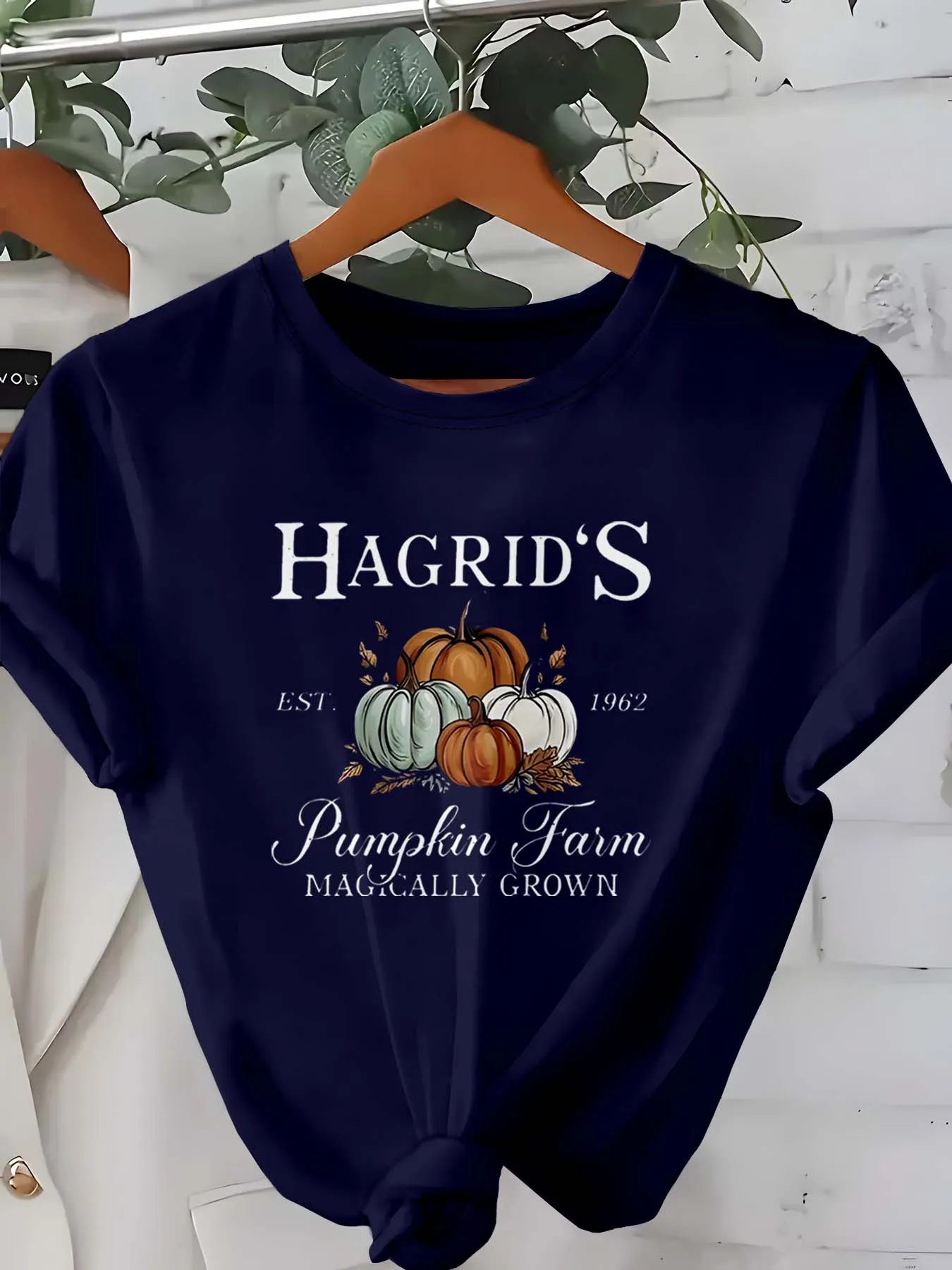 

Осень больших размеров — вдохновленная одежда с очаровательным гарбузовым кластером и тонкими текстовыми элементами для сезонной элегантности