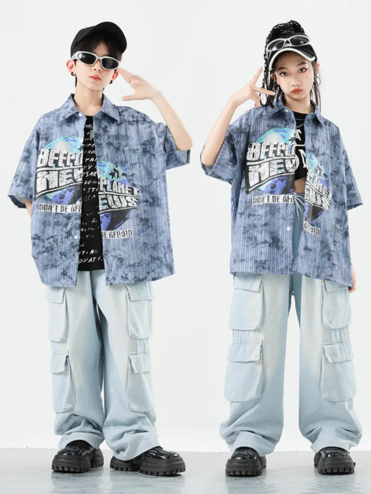

Детская одежда в стиле K-pop и хип-хоп: синяя полосатая рубашка, джинсовые брюки-карго с множеством карманов для девочек и мальчиков, костюм для танцев