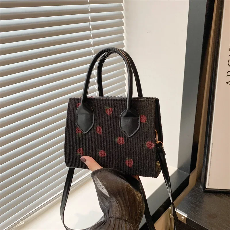 Bolso bonito con estampado de fresa de gran capacidad, bolso cuadrado pequeño cruzado de un solo hombro de terciopelo con textura premium