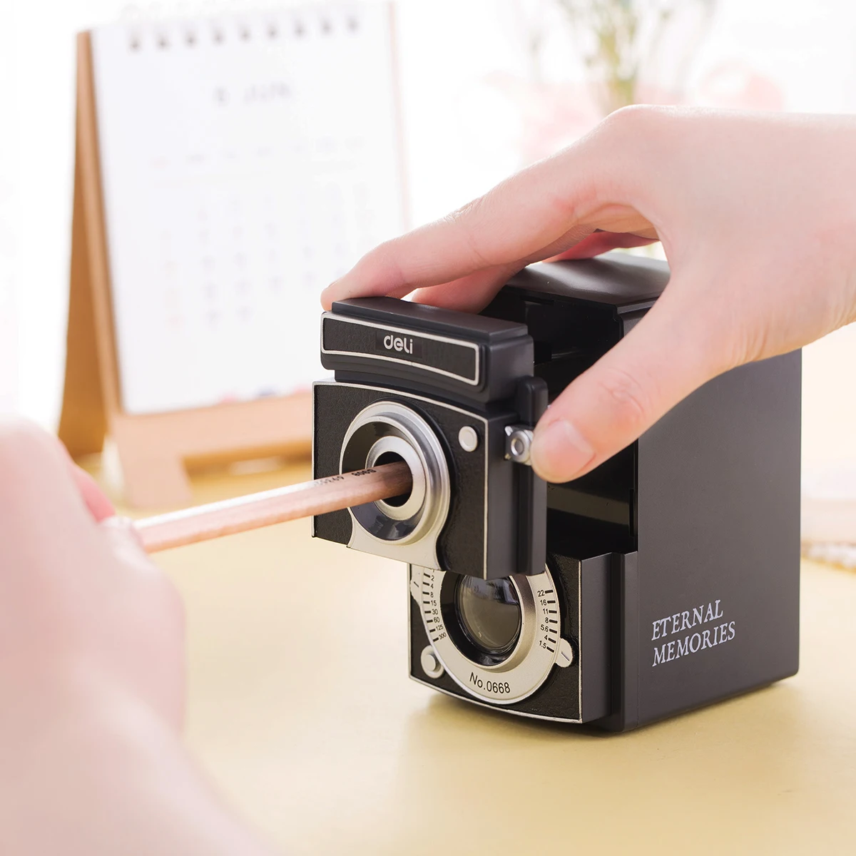 Deli Rotary Pencil Sharpener Retro Camera Style Pencil Cutter Knife Adjustable Thickness Smooth Sharpening Tools School Supplies