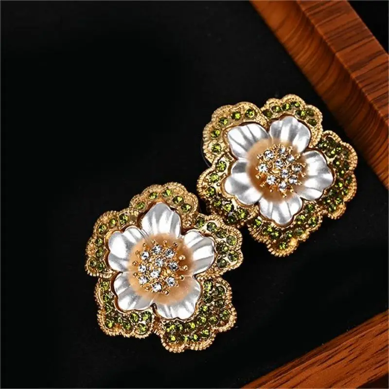 

Vintage white-rimmed flowers inlaid with emerald earrings birthday gift light luxury temperament dinner gift clothing for women