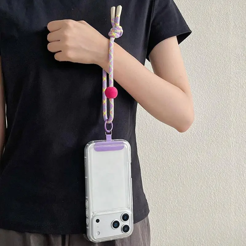 Buntes, geflochtenes Handy-Handgelenksband mit weichem Pompon für den täglichen Gebrauch, Reisen und Outdoor-Aktivitäten. – Detail 4