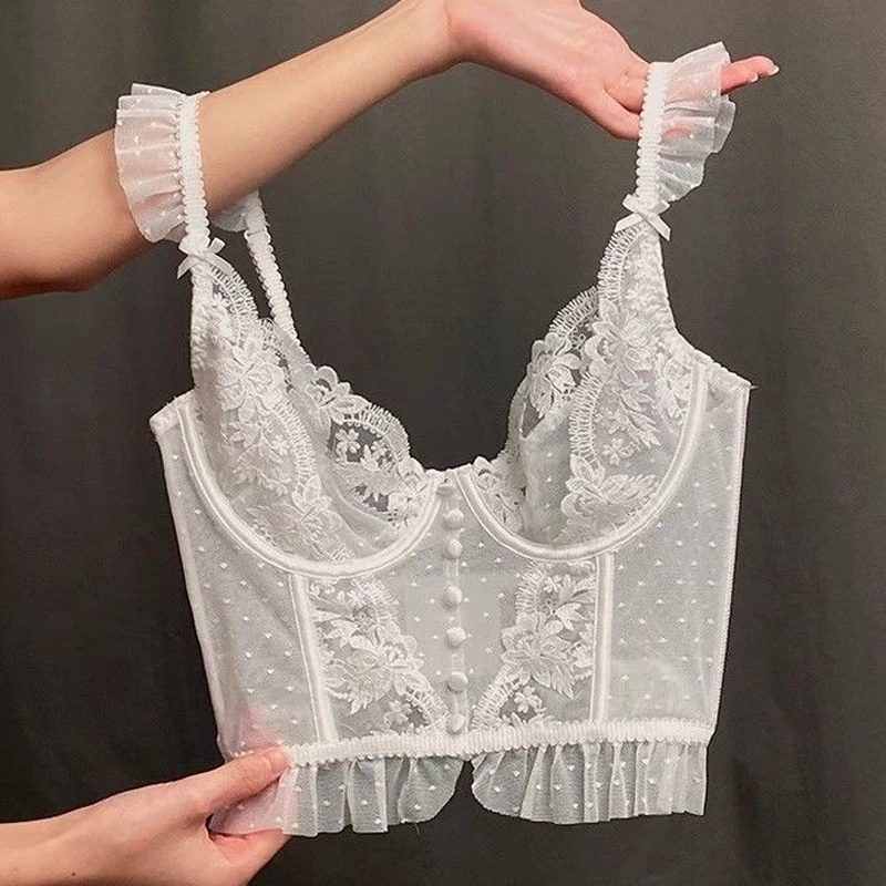 Französischer Spitzen-Lingerie-Set im Fishbone-Stil: Sommerliches, weißes, transparentes, eng anliegendes BH-Top mit formgebenden Charms und formgebender Oberbekleidung – Detail 9
