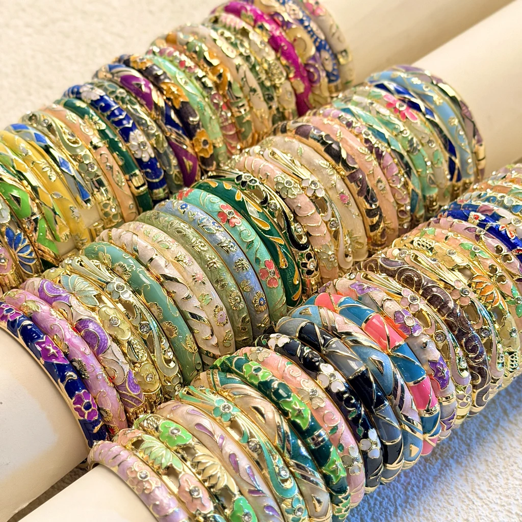 Vintage Pastellfarbener Blumen-Emaille-Armreif für Damen Elegantes Vergoldetes Cloisonné-Inspiriertes Stapelarmband Trendsetter-Schmuck – Detail 2
