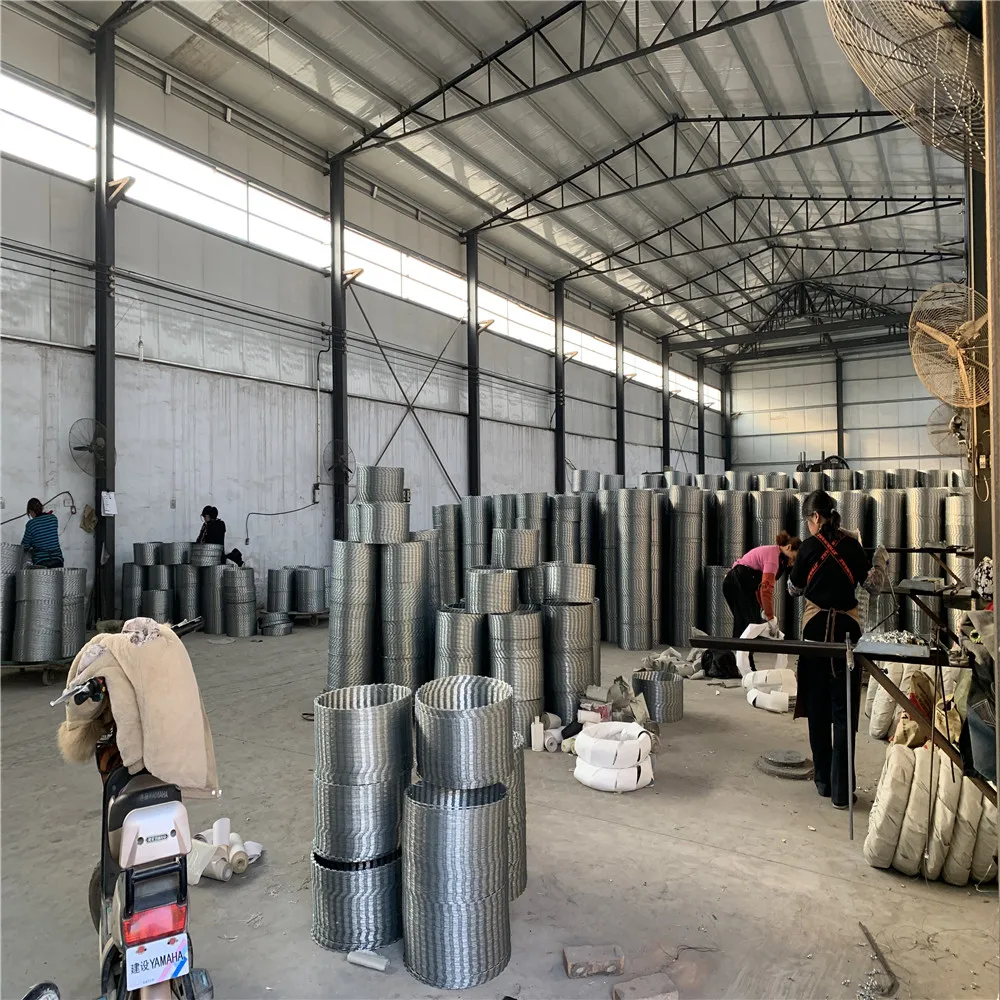 Macchina per la produzione di recinzioni in rete metallica spinata con rasoio automatico in filo metallico di nuova progettazione in fabbrica