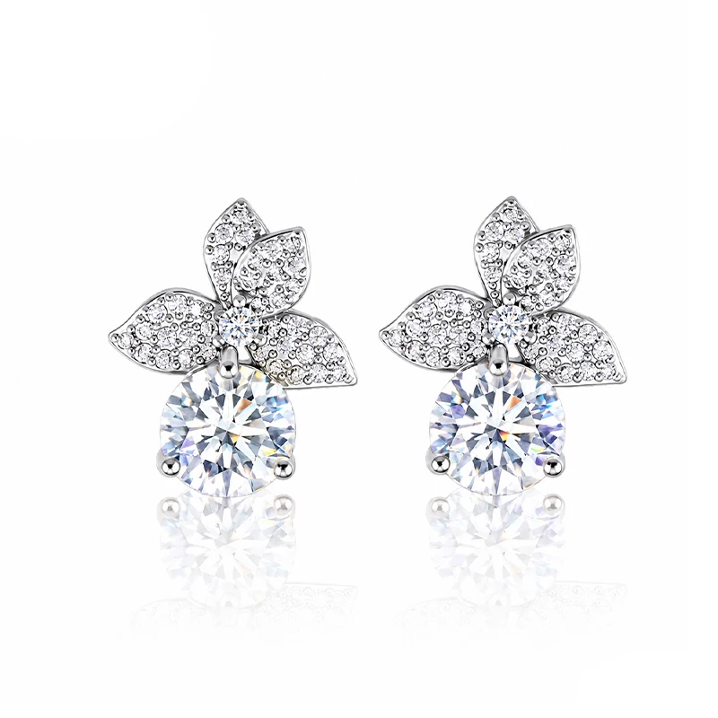 Ein Paar 925er-Silber-Ohrringe mit 2 Karat (jeweils) Moissanit-Steinen in Blumenform für Damen – geeignet für Partys, als Geschenk und für den täglichen Gebrauch. – Detail 2