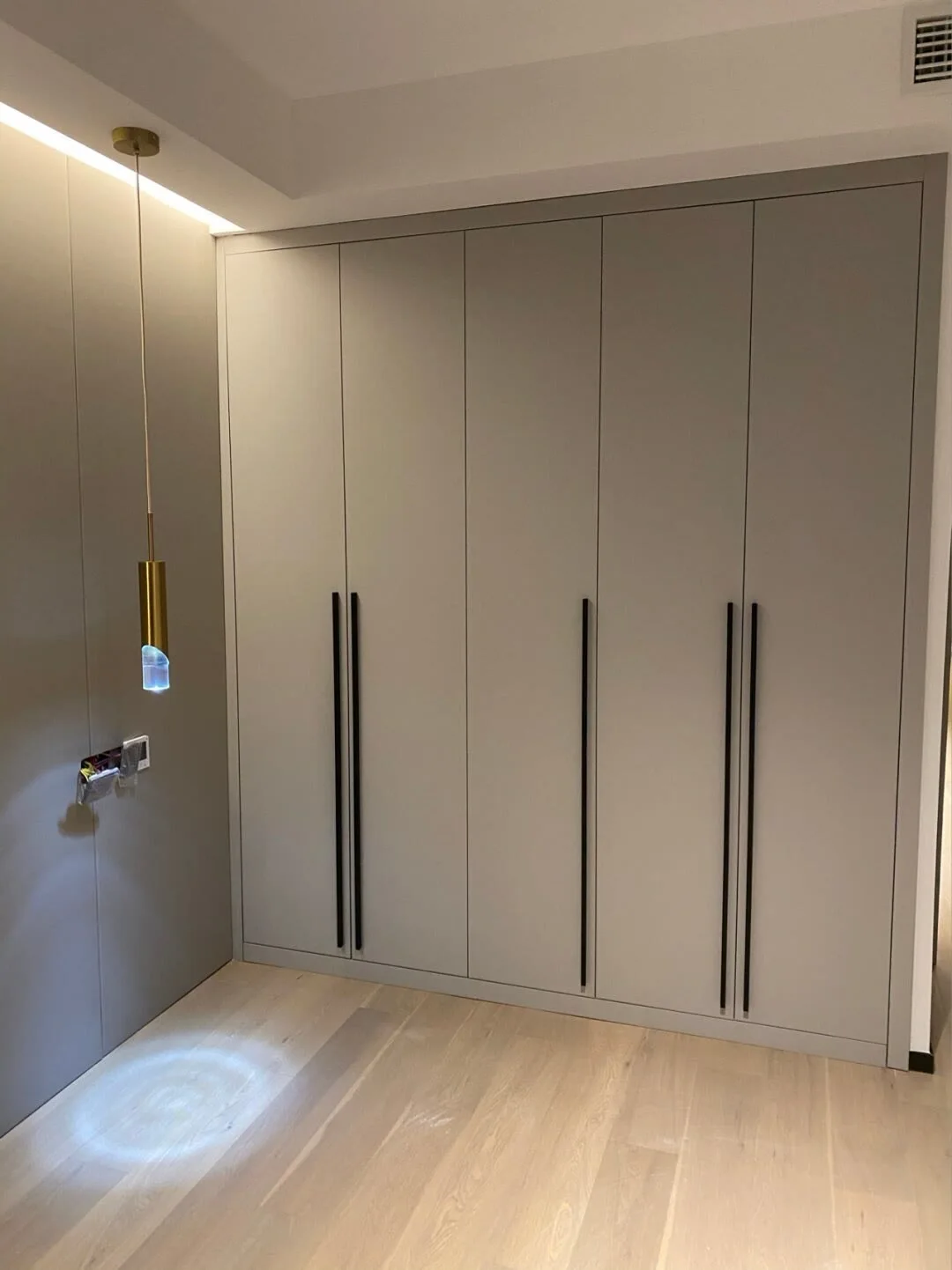 ^Solid Wood Raised Panel Modern Simple Wardrobe Skin-touch Finish Handle-free Design Segmented Storage Multi-Storage