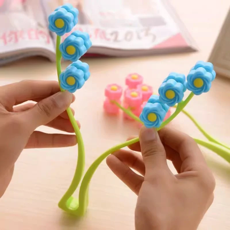A Facial Massager Featuring Floral Massage Rollers, Designed for V-Shaped Facial Tightening and Lifting, Practical Beauty Tool