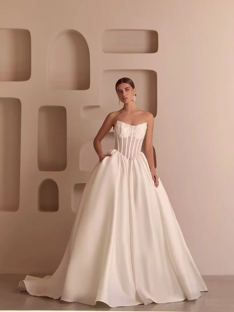 Customzied Beautiful A Line Women's Wedding Dresses Strapless Vestidos De Novia Customized Bride Gowns Appliques Abito Da Sposa