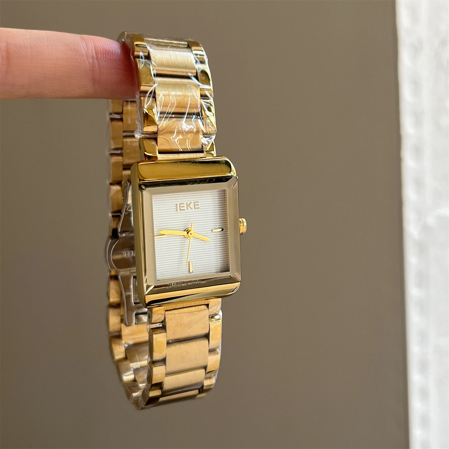 

New Luxury Women'SWatch With French Square Dial And Steel Strap. Retro Style, High-Value, Versatile, And A Great Gift For Women.