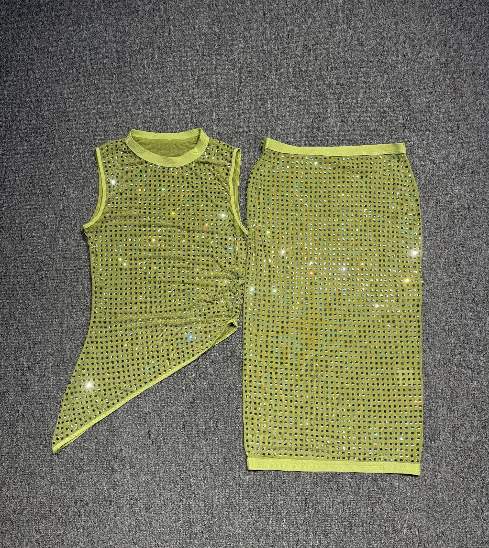 

Женская травяно-зеленая одежда со стразами, блестящий асимметричный топ без рукавов и юбка длиной до колена, комплекты из двух предметов High Street