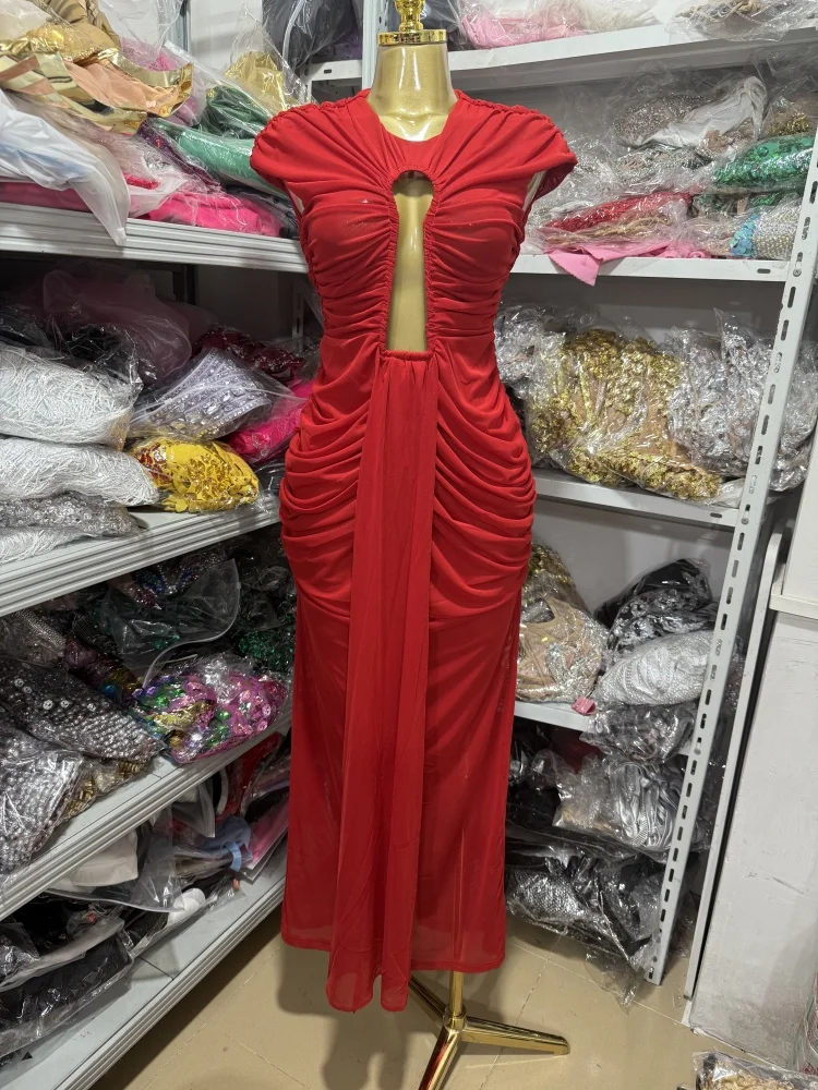 セクシーな赤と黒のオプションプリーツ装飾、胸元カットアウトのフィットロングドレス、ディナーパーティー向けレディースドレス、新入荷