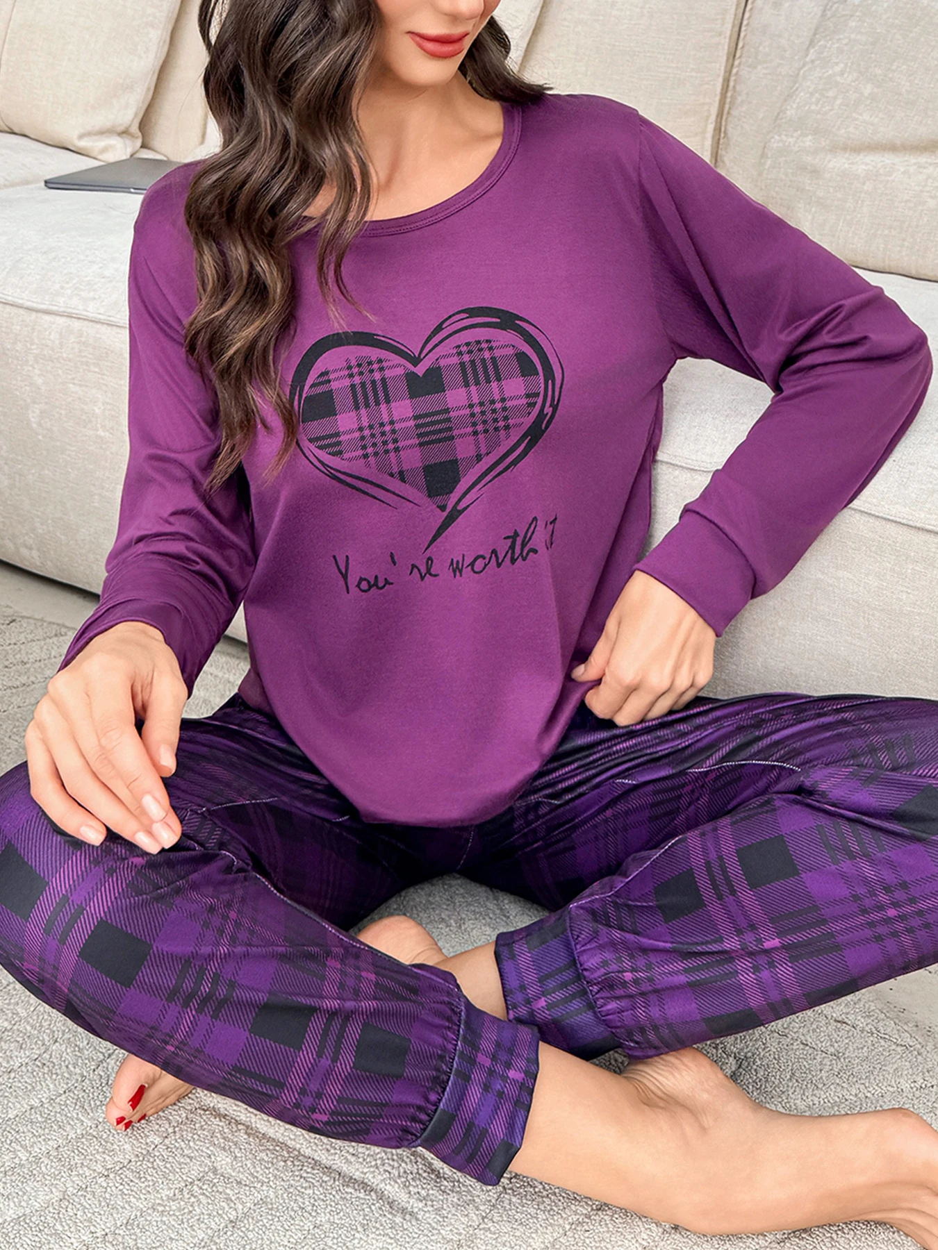 The ladies' two-piece pajama set features a heart-patterned checkered design. It is suitable for all seasons - spring, summer, a
