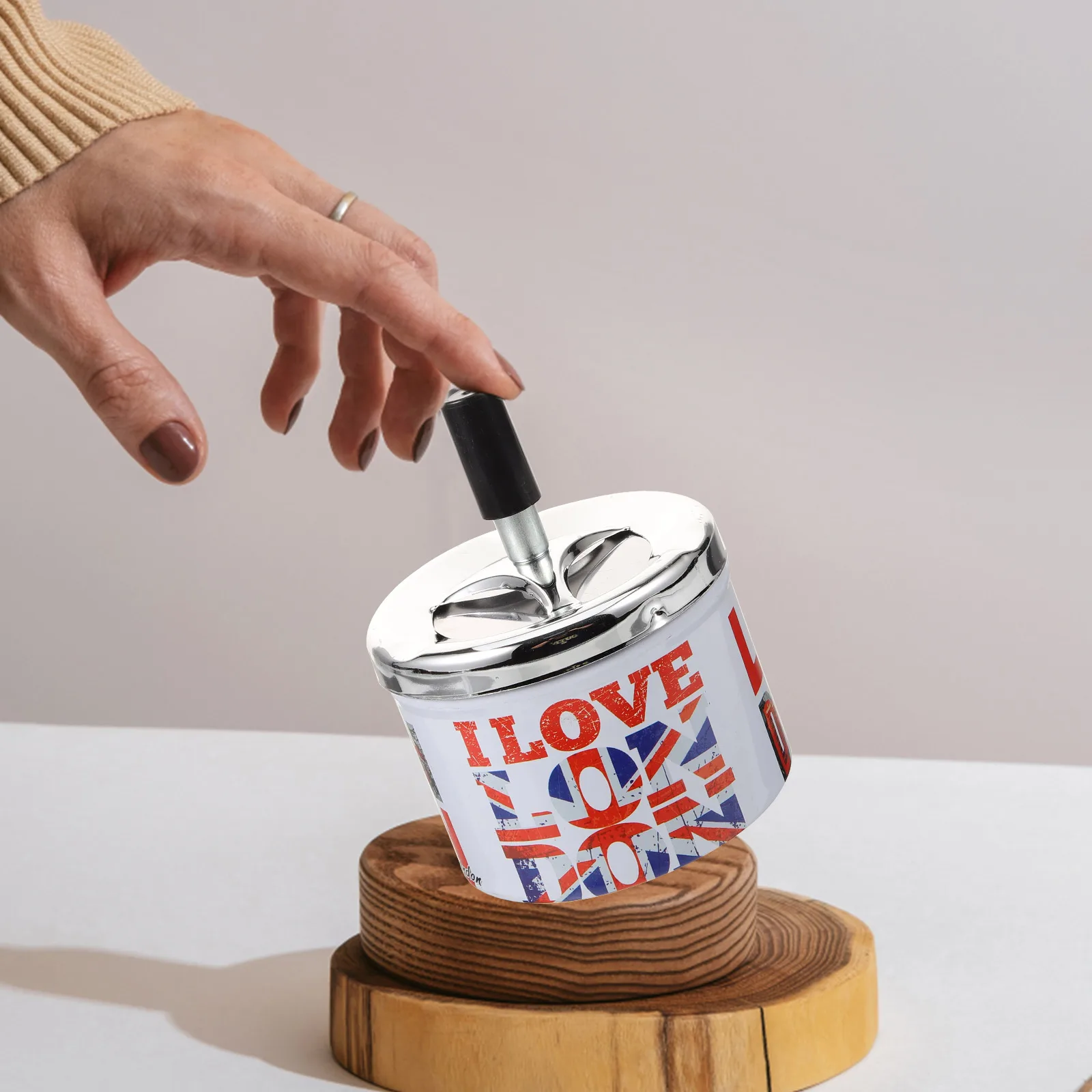 

Windproof Automatic Extinguishing Ashtray Metal Tinplate Desktop Tray For Home Office Bar Round Portable Indoor Outdoor