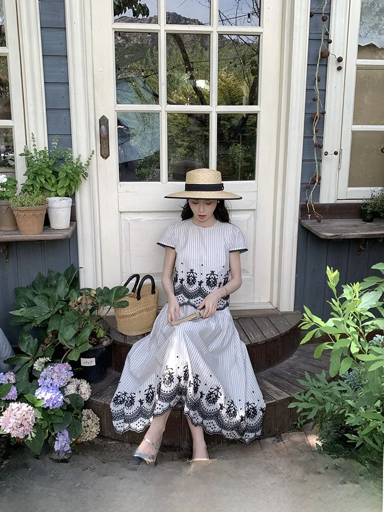 

Легкий комплект из топа и юбки с вышивкой и полосками, французский стиль, хлопок, круглый вырез, короткий рукав, женская летняя мода