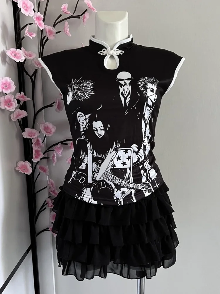 Y2K Alt Damen Ärmelloses Top mit Anime-Rockband-Print, Cheongsam-Froschknopf, Stehkragen, Schwarz-Weiß-Kontrastbesatz, eng anliegender Crop.