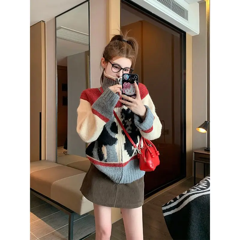 

2024 New Color Contrasting Teddy Bear Pattern Cardigan Sweater for Women's Autumn Fashion New Half Skirt Two-piece Set