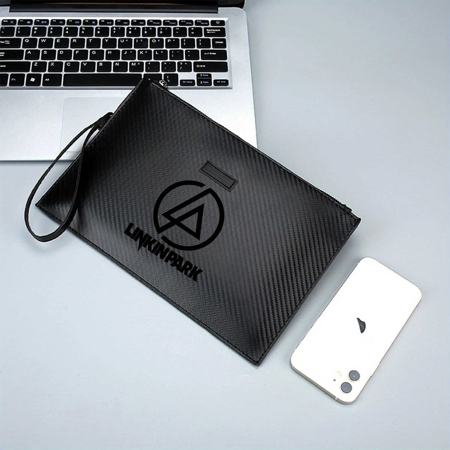 خلفية سوداء داكنة، لا توجد أرقام. حقيبة يد رجالية أنيقة مطبوعة من البولي يوريثان عصرية وعملية للحمل اليومي