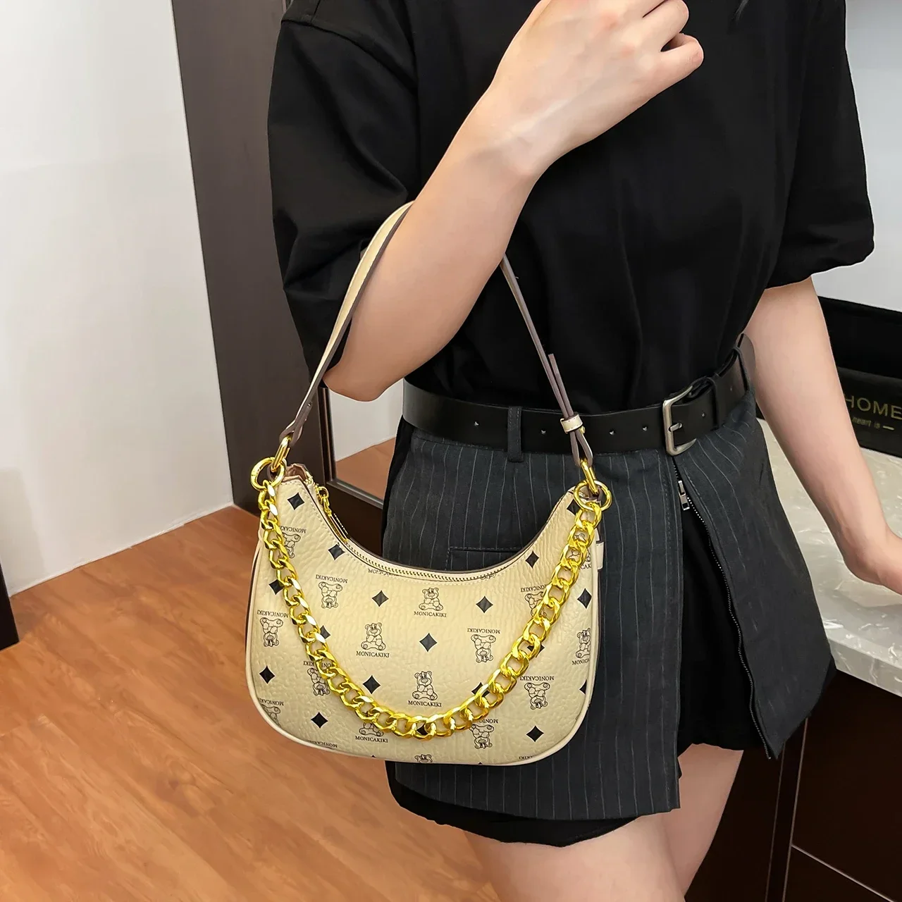 

2025 Stylish Mini Clutch Bag For Casual Outings Featuring Vintage Solid Color And Crossbody Convenience
