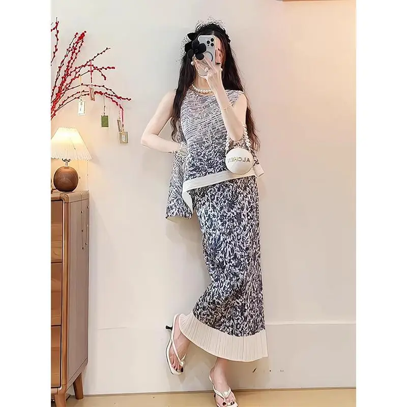 

Топ без рукавов с круглым вырезом, эластичная талия, плиссированная юбка до половины тела с принтом, комплект из двух предметов, Miyake, 2025, летний модный женский костюм