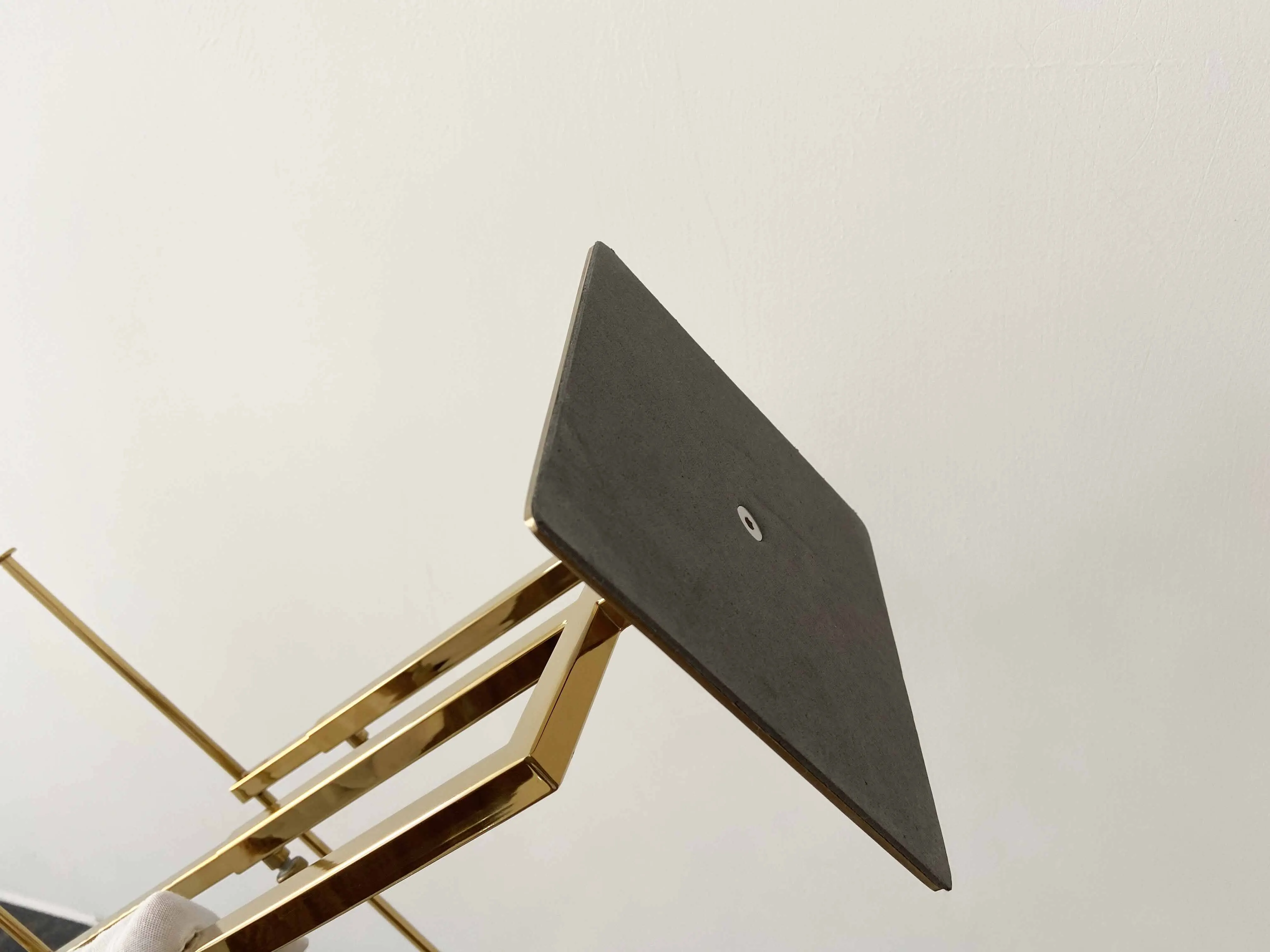 Bag Store Großhandel mit höhenverstellbarer T-Bar, individuelle Farbe, galvanisiertes Edelstahl-Präsentationsregal, dreilagiger Handtaschenständer