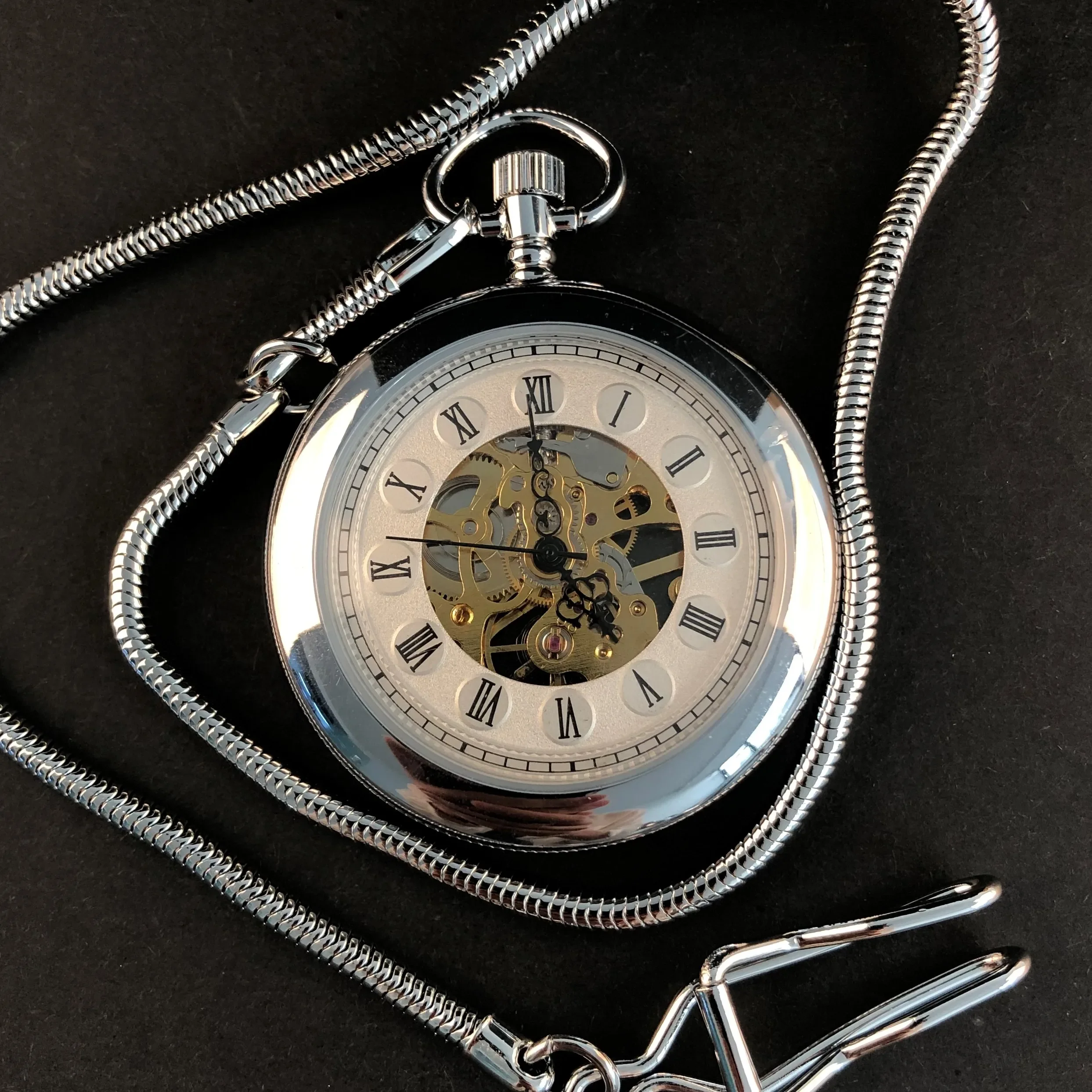 

Simple Design Fashion Silver Mechanical Pocket Watches with Chain Hand Wind Casual Men Women Pocket Fob Watch