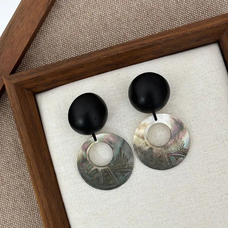 Retro matte black wood bead splicing engraved black butterfly shell round ring earrings totem engraved natural fritillary