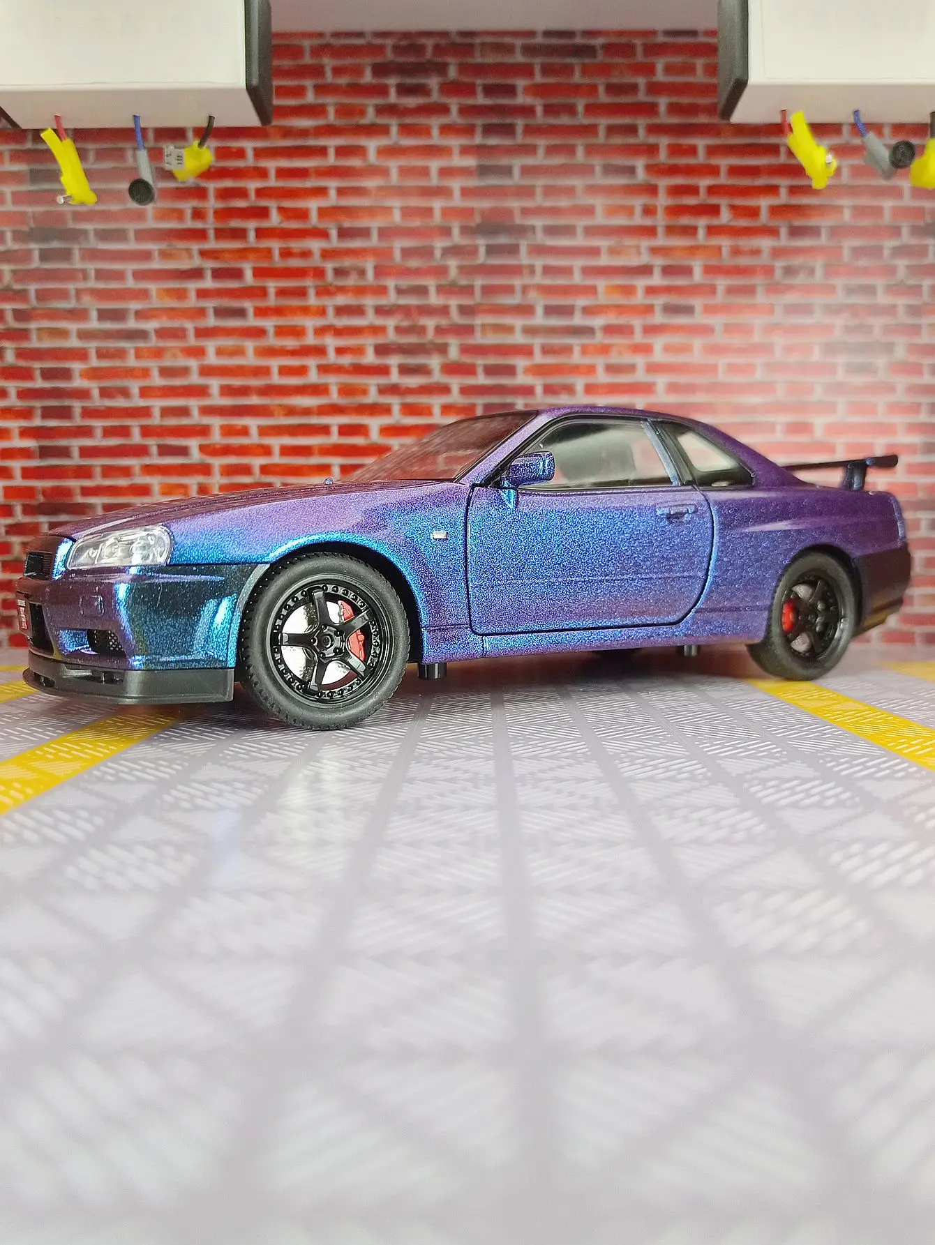 1:24 Simulated Nissan GT-R R34 Skyline Alloy Car Model Ornament Collection, Doors and Engine Hood, Trunk can be Opened