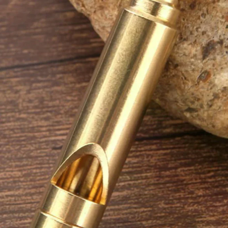 Fischietto di sopravvivenza di emergenza in ottone multifunzionale Portachiavi portatile Attrezzi da esterno Fischietto da addestramento per escursioni in campeggio