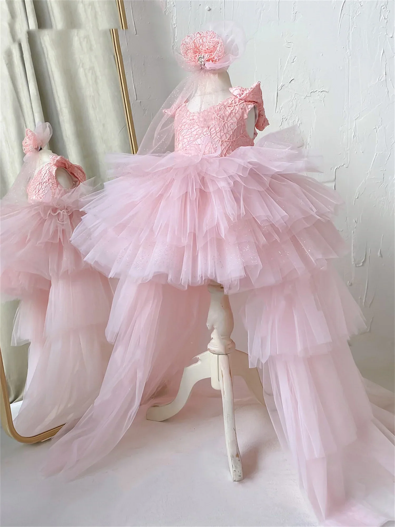 ที่กําหนดเองสีชมพูดอกไม้สาวชุดTulle Layered Puffyแขนกุดโบว์เด็กชุดราตรีFirst Communion Applique Gown