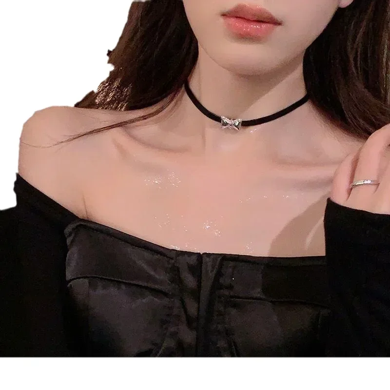 女性のためのセクシーな黒のベルベットのチョーカー,パンクスタイル,ハート型のクリスタルネックレス,パーティージュエリー,ファッション