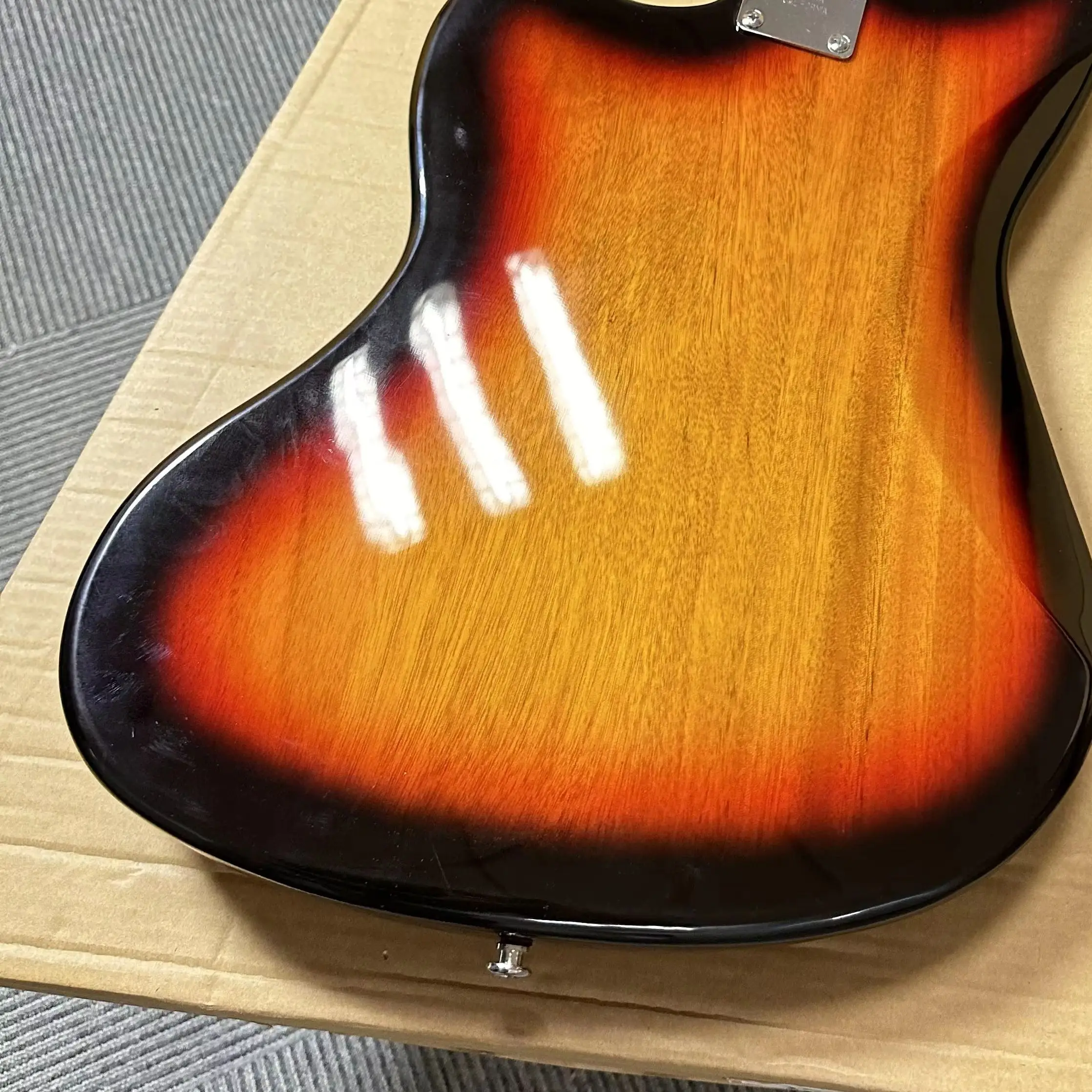 Gitar elektrik dengan bodi mahoni dan leher rosewood, berkualitas tinggi dan pengiriman gratis.