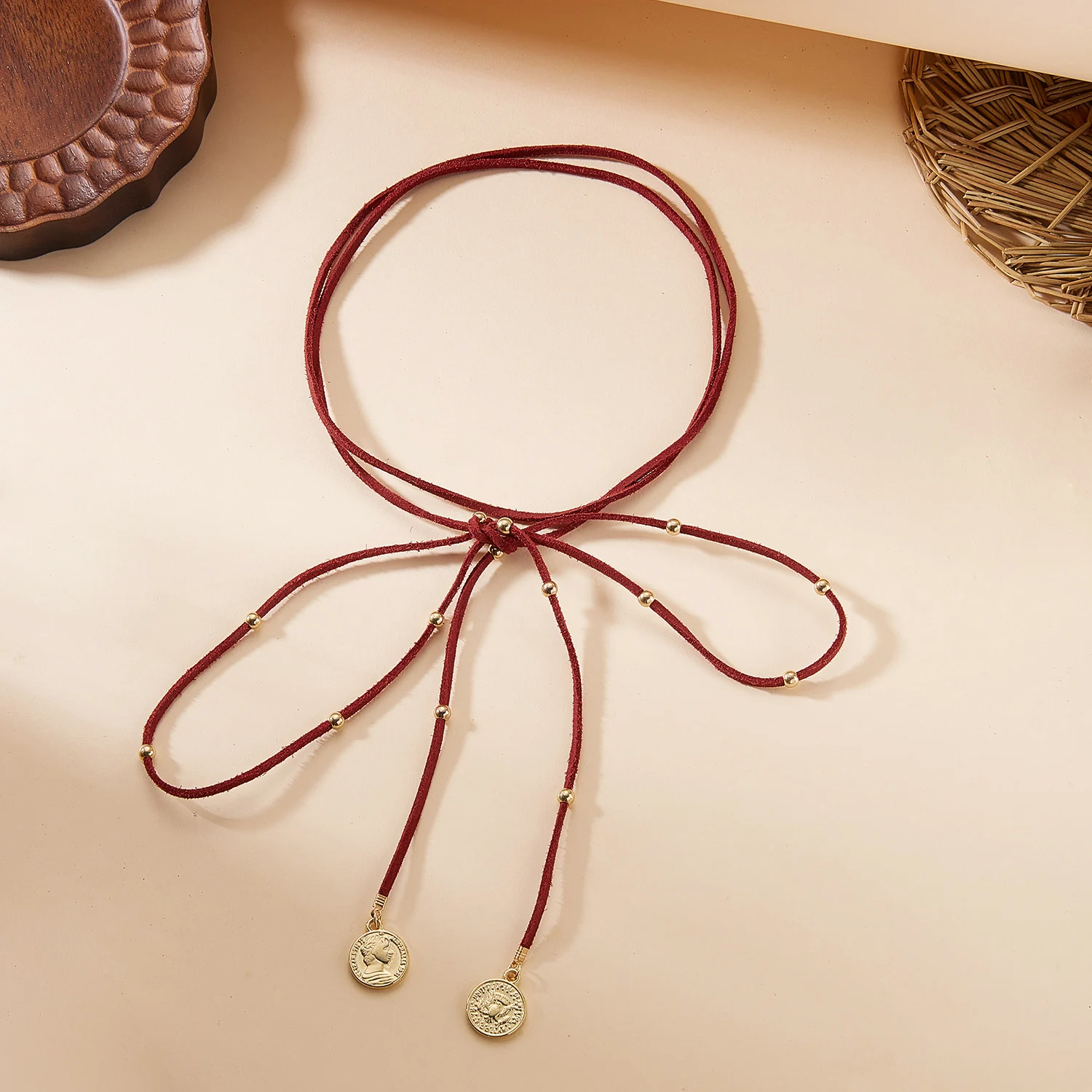 Vintage Schwarze Samt-Halskette mit Schleife für Damen, Runde Münzen, Geflochtener Knotenanhänger, Mehrlagige Halskette, Y2K Schmuck Geschenk – Detail 5