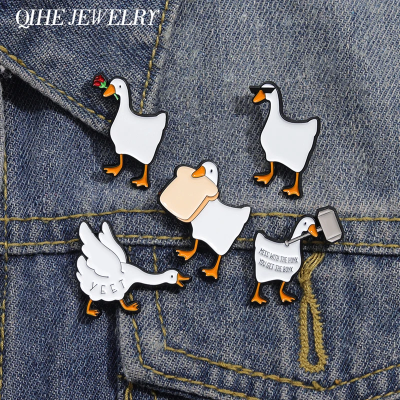 Lovely Animal Brooch Goose Enamel Pin Cartoon Goose Holding Rose Bread In His Mouth Badge Lapel Backpack Pin Jewelry Wholesale