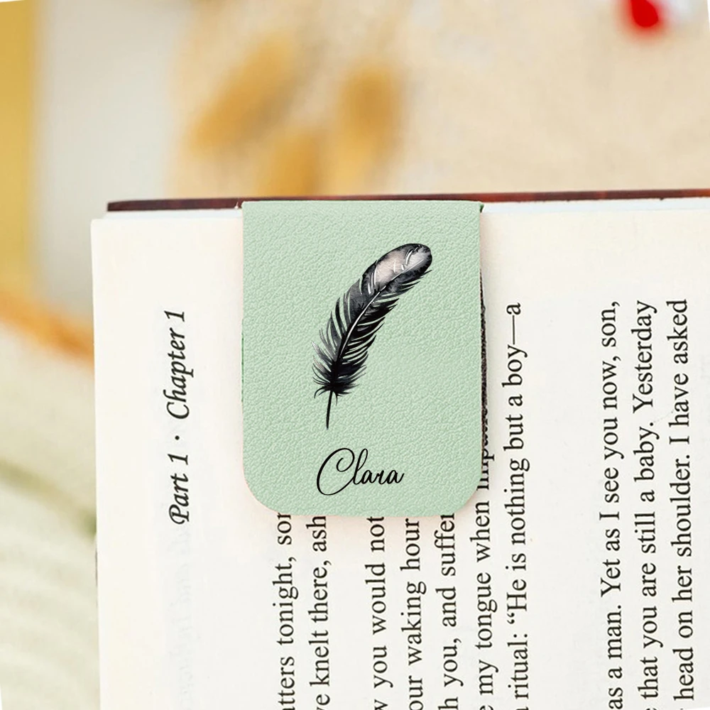 1 قطعة إشارة مرجعية للاسم مع ريشة لطيفة ، إشارة مرجعية من الجلد لطيفة على شكل ريشة لطيفة ، إشارة مرجعية مغناطيسية مخصصة ، هدية عيد ميلاد لمحبي الكتب