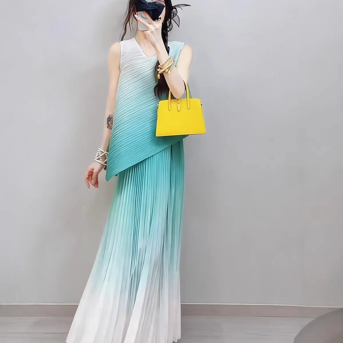 

Miyake-style two-piece summer set: sophisticated and fashionable gradient sleeveless T-shirt and loose A-line skirt.