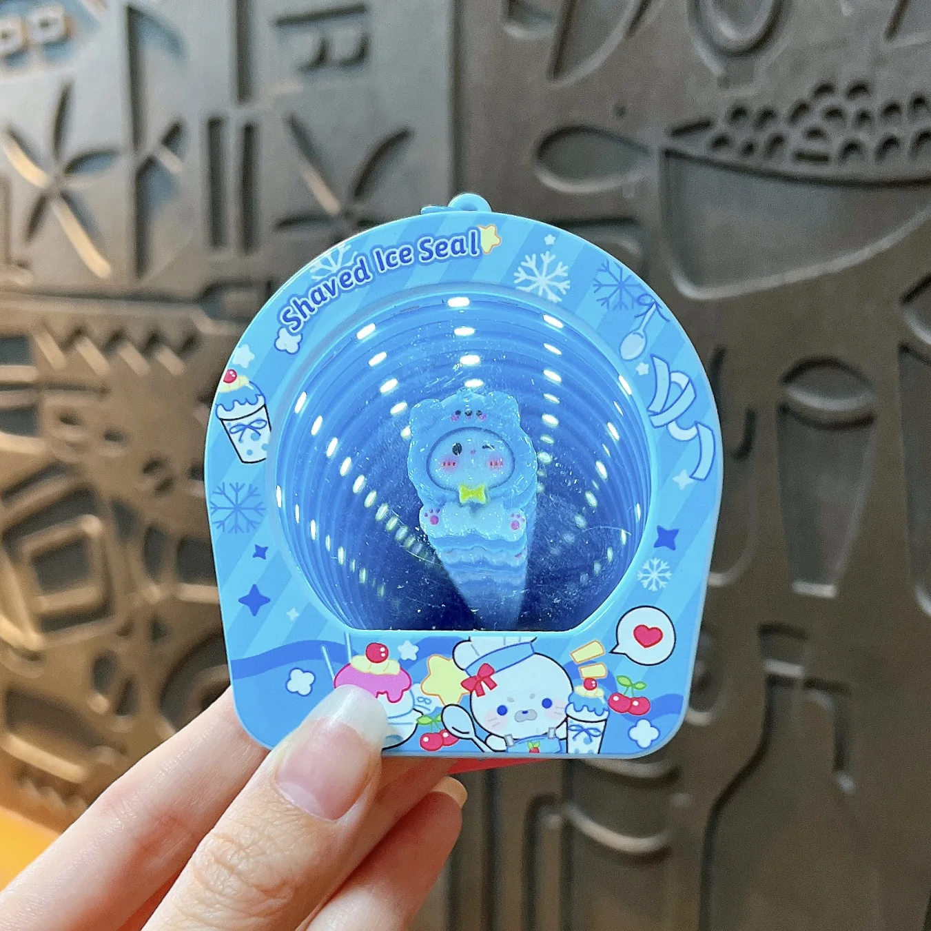 Creative Time Tunnel Time-Travelling Mirror Keychain Pendant Fun With Light-Up Make-up Mirror Cute Backpack Pendant Party Gift