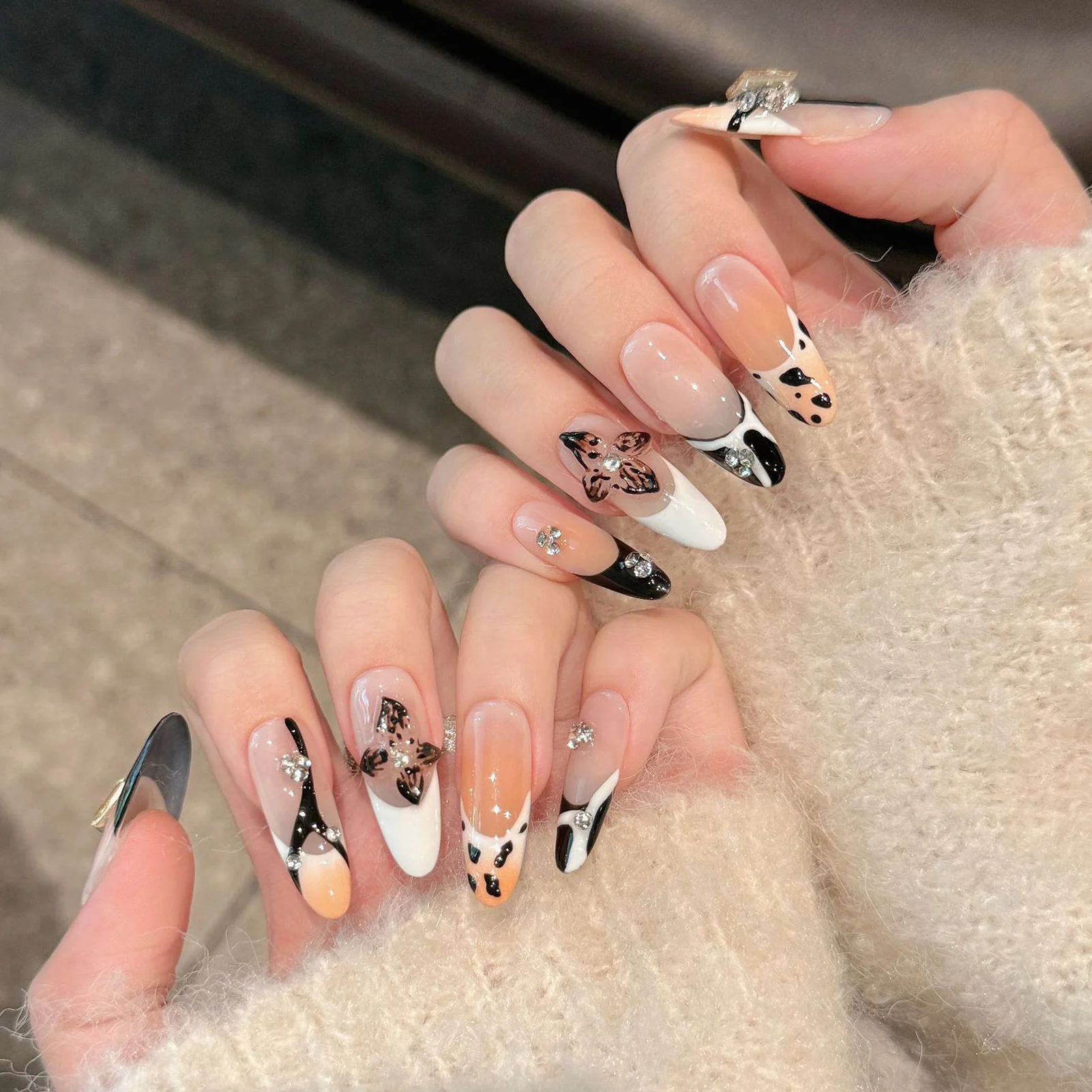 Stampa fatta a mano sulle unghie Unghie finte intagliate francesi leopardate Copertura completa Decorazione con strass indossabile Punte per unghie finte autunnali lunghe di mandorle