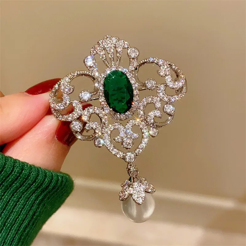 

CC Elegant Brooches Imitation Emerald Court Style Gold Silver Color Suit Pins Hollw Corsage Scarf Clasp Luxury Decorate Gift B17