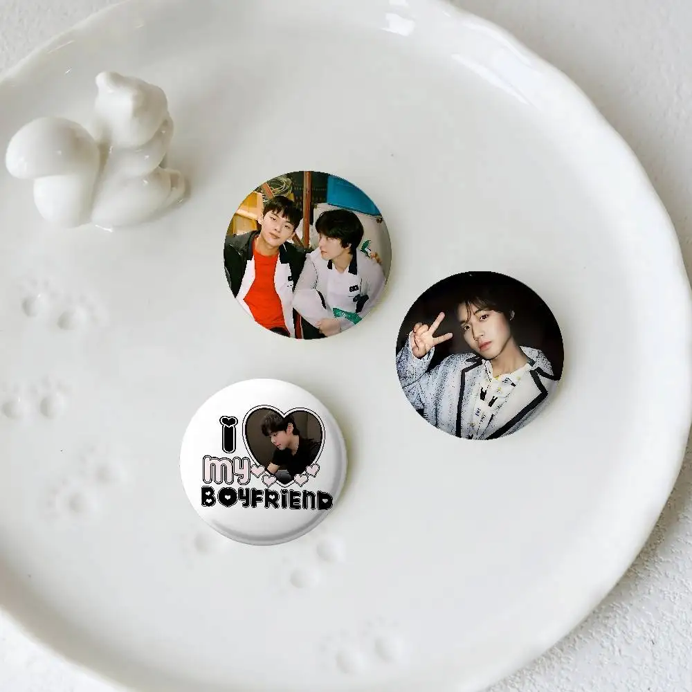 W-Weak Hero Class 1 شارات شارات دبابيس مستديرة كرتونية على ظهره سترة أزرار أكريليك دبابيس جمع الهدايا #4