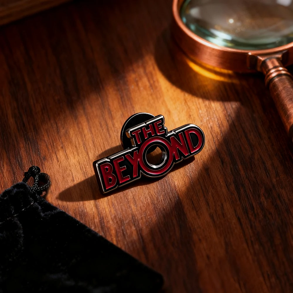 Die Beyond Classic Horror Movie Logo-Brosche, rotes englisches Buchstabenabzeichen, kreativer Film-Accessoire-Emaille-Pin, dekorativer Fan-Sammelartikel – Detail 4