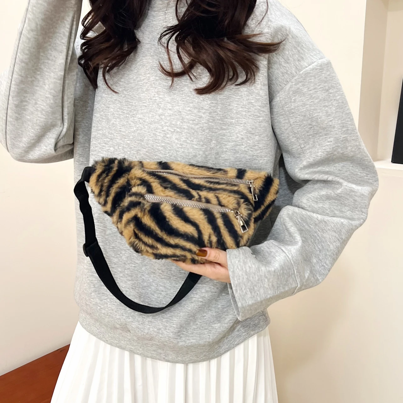 

2025 Winter Plush Waist Bags for Women Fashion Leopard Pattern Chest Bag Double Zipper Belt Bags Female Banana Hip Purse