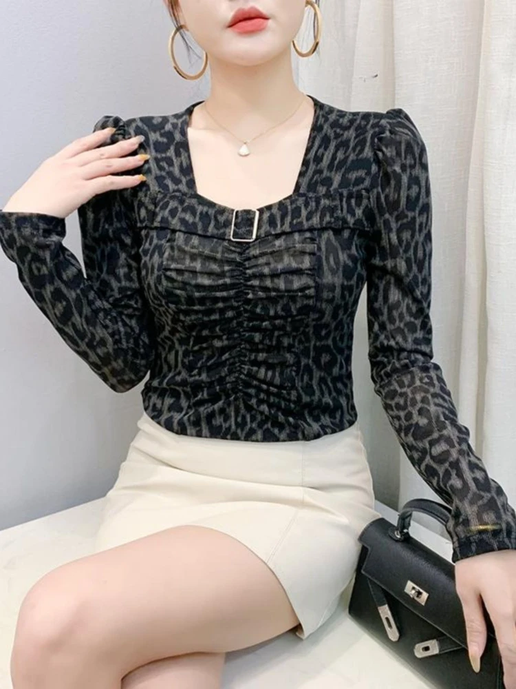 

Новая женская элегантная базовая футболка весна 2026: европейский стиль, квадратный вырез, длинный рукав, леопардовый принт, сетчатая, сексуальная
