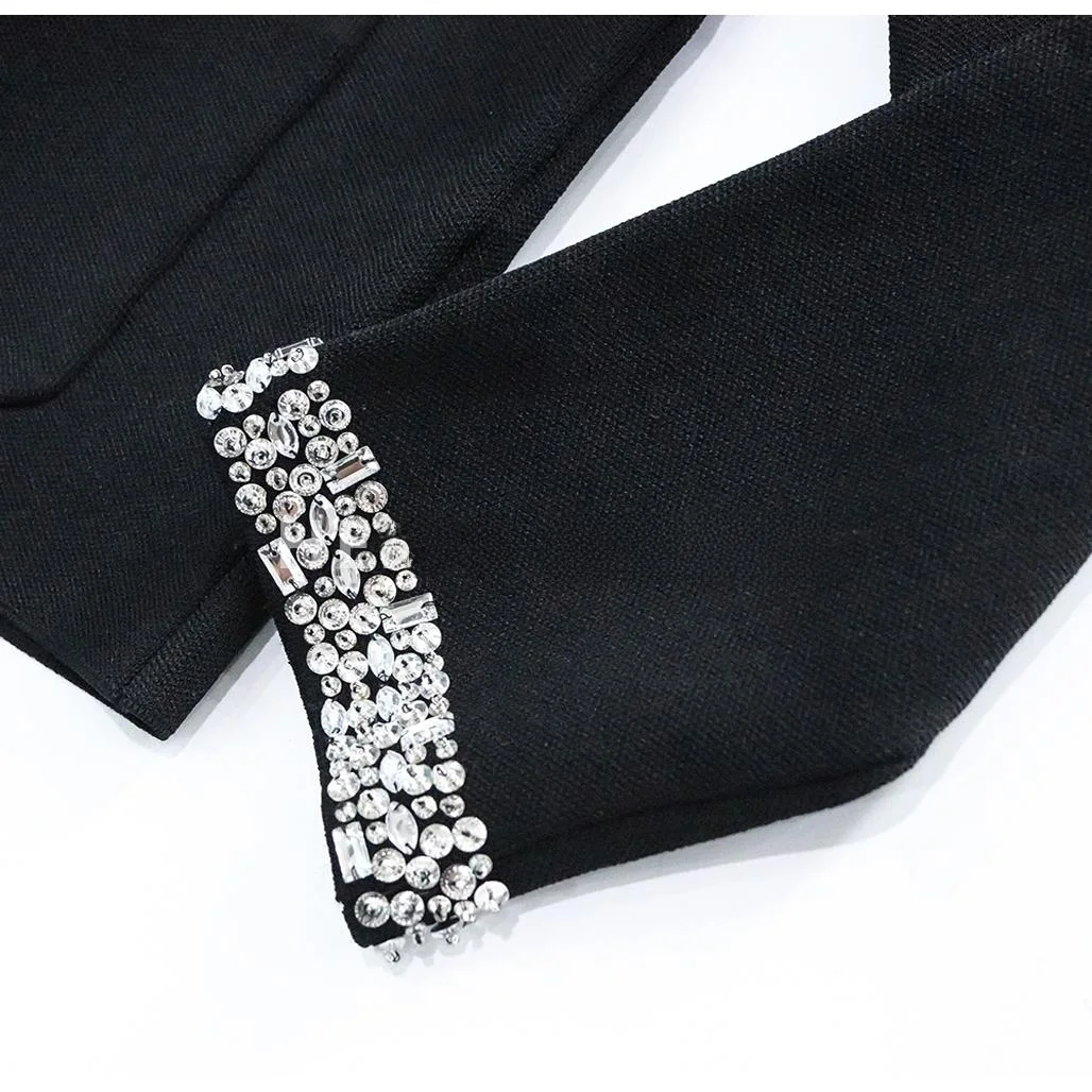 سترة صوفية نسائية سوداء بأكمام طويلة وياقة مستديرة مع زخرفة ماسية، موديل M لشتاء 2024، كارديجان أنيق بقصة مستقيمة